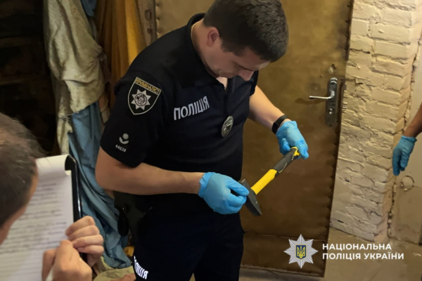 В Умані чоловік молотком убив матір та доньку: Тіла знайшли закопаними у дворі