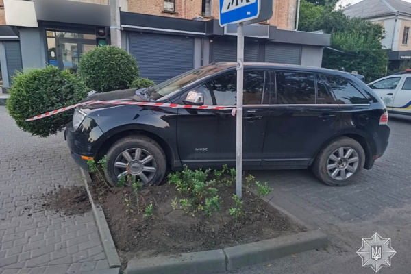 У Черкасах водій із майже трьома проміле алкоголю в’їхав в дерево (ФОТО)
