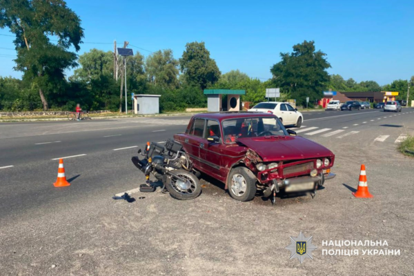 На Черкащині зіткнулися ВАЗ і мотоцикл: Двоє людей у лікарні (ФОТО)