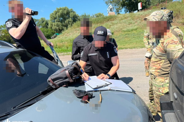 ДБР на Черкащині затримало прикордонника, який хотів відкупитися від служби за 3 тисячі доларів