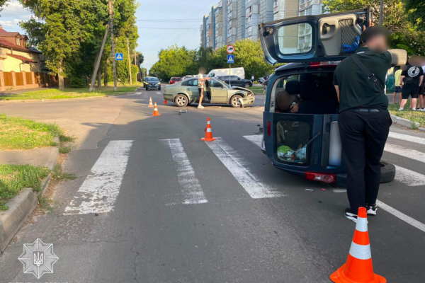 На перехресті в Черкасах в аварії перекинулося авто (ФОТО)
