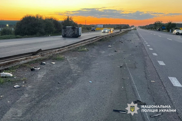На Уманщині водій невдало перестроївся в іншу смугу та спричинив ДТП з перекиданням (ФОТО)