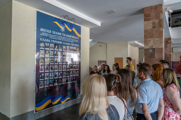 У черкаському університеті оновили меморіальну стелу загиблим студентам і випускникам
