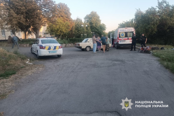 На Черкащині 16-річний мотоцикліст зіткнувся з легковиком: Постраждали двоє дітей