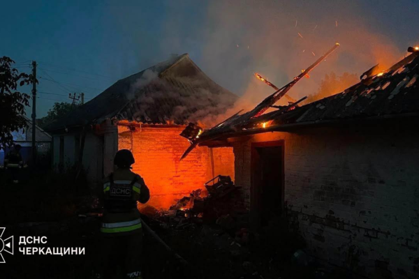 На Уманщині через падіння уламків ракети спалахнули пожежі (ФОТО)