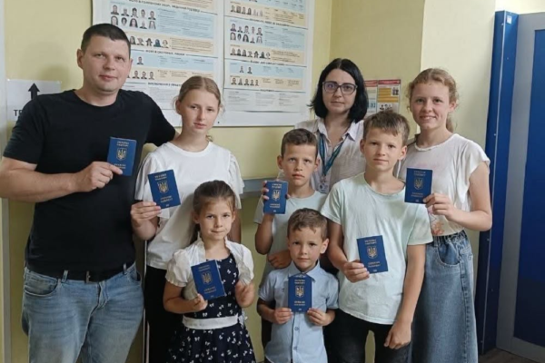У Черкасах багатодітній родині оформили одразу дев’ять паспортів