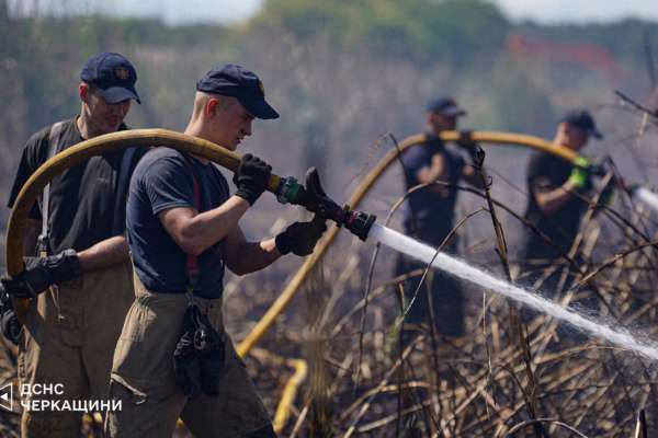 На Золотоніщині третю добу гасять масштабну пожежу торфовищ