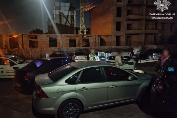 У Черкасах водійка, здаючи назад, врізалася в п’ять припаркованих автомобілів