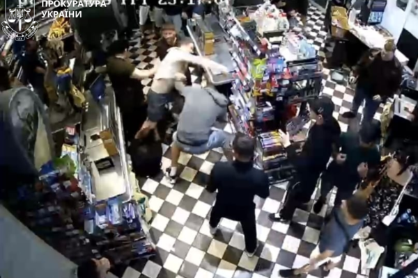 У Черкасах трьом молодикам повідомили про підозру через бійку в супермаркеті