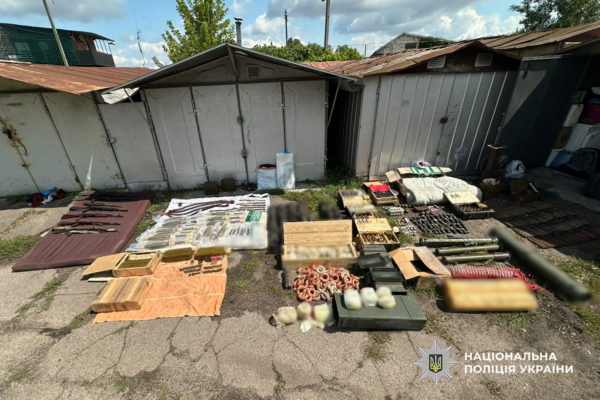 На Черкащині у чоловіка вилучили арсенал зброї з автоматами, гранатометами та понад 6500 набоїв (ФОТО)