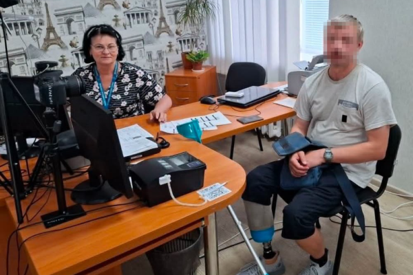 На Черкащині двом пораненим захисникам допомогли отримати нові паспорт під час реабілітації