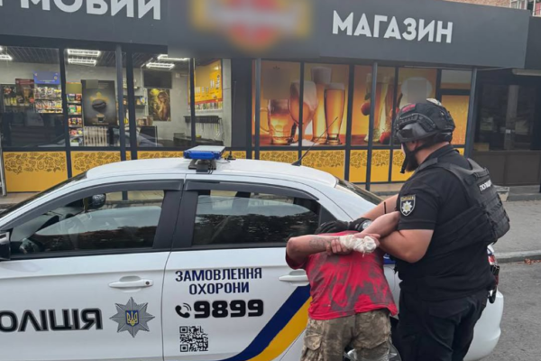 У Черкасах чоловік цеглиною розбив двері магазину та намагався проникнути всередину (ФОТО)