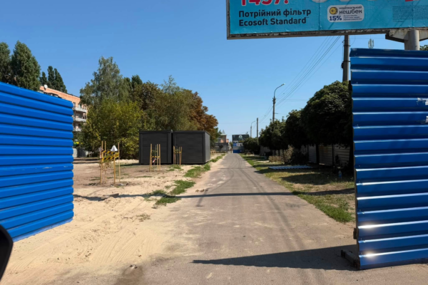 У Черкасах забудовника зобов’язали звільнити тротуар після скарг місцевих