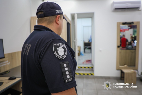 У Черкасах поліцейський врятував юнака, який поранив себе ножем в шию на пошті