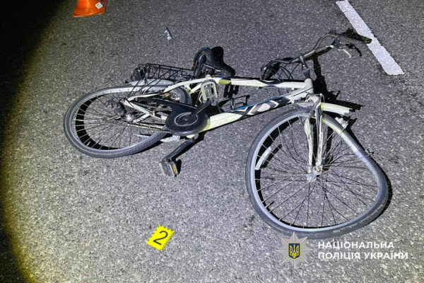 На Черкащині автомобіль насмерть збив велосипедиста, який виїхав на зустрічну смугу (ФОТО)