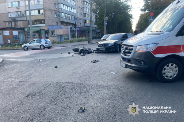 У Черкасах на перехресті Opel не пропустив мотоцикл: Є постраждалий (ФОТО)