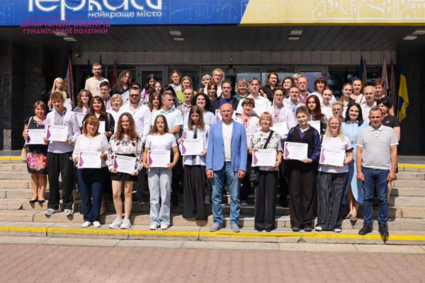 Четверо випускників Черкас отримали по 15 тис. грн за 200 балів з двох предметів на НМТ