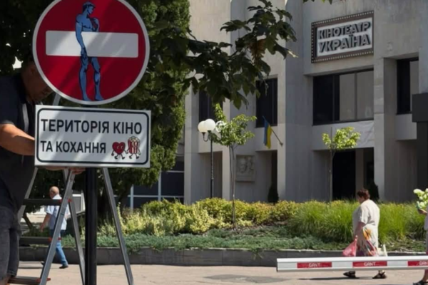 У Черкасах біля кінотеатру «Україна» облаштували зону паркування шлагбаумом та креативними знаками (ФОТО)
