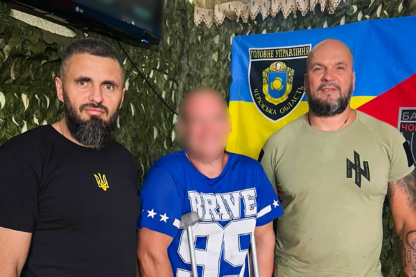 Пораненого поліцейського після атаки FPV-дрона привезли до Черкас на реабілітацію
