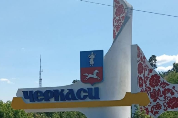 На виїзді з Черкас оновили стелу в напрямку Золотоноші (ФОТО)