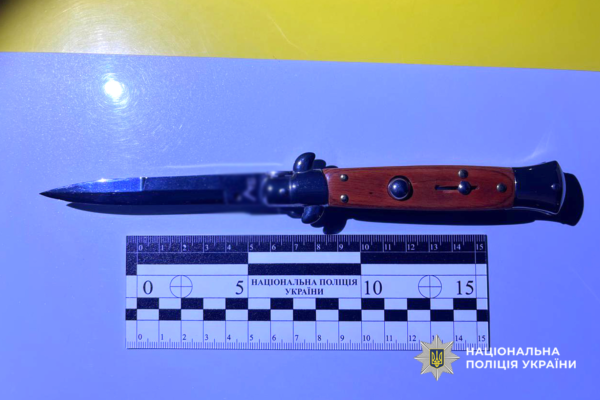У Каневі біля розважального закладу чоловік вдарив ножем у живіт місцевого (ФОТО)