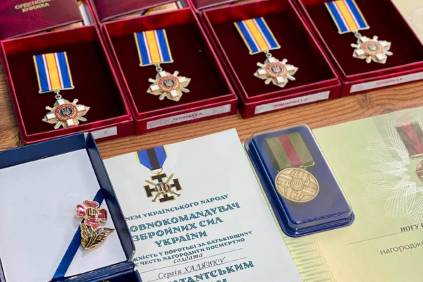 Родинам загиблих і зниклих безвісти воїнів із Золотоніського району передали нагороди
