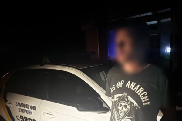 У Черкасах під час комендантської години затримали чоловіка, який проник до магазину