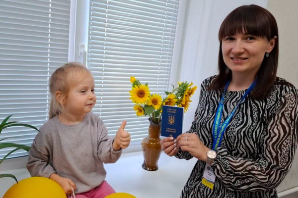 У Корсунь-Шевченківському трирічна дівчинка оформила свій перший закордонний паспорт