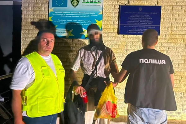 В Умані затримали іноземця, який вирвав сторінку зі свого паспорту та переховувався від міграційної служби