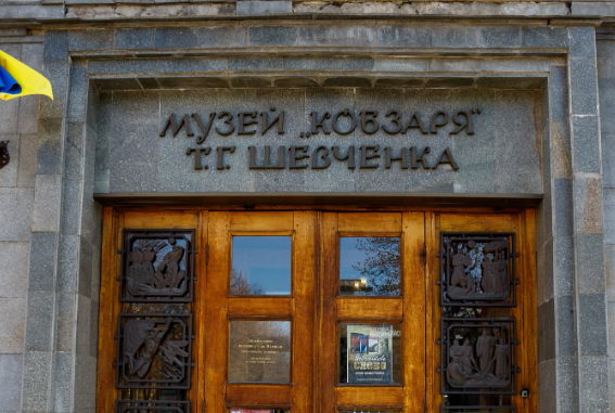 «Кобзар» бенгальською: Музей Шевченка у Черкасах отримав рідкісне видання