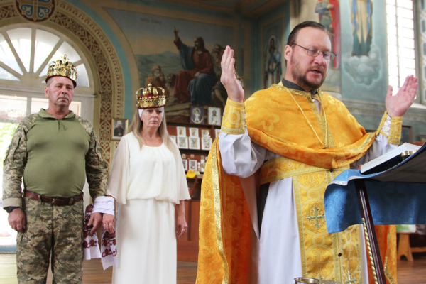 «Дали два дні, щоб повінчатися»: У Смілі військовий одружився перед поверненням на фронт