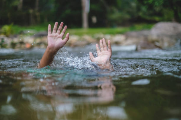 5 хвилин під водою та 10 днів боротьби за життя: На Черкащині лікарі врятували юнака, який ледь не втонув у кар’єрі