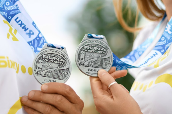 Стрічку медалі MHP Run4Victory Черкаси марафон створили за мотивами творчості Народного художника України Миколи Теліженка