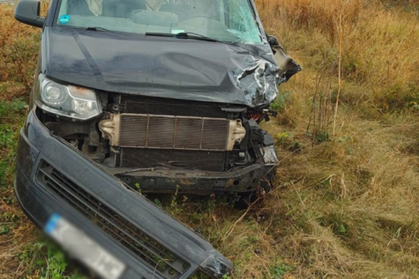 На трасі «Київ-Одеса» мікроавтобус в’їхав у авто під час заміни колеса: Водія госпіталізували (ФОТО)