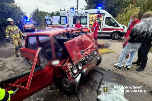 Смертельна ДТП в Хуторах, авто в’їхало в стіну (ФОТО)