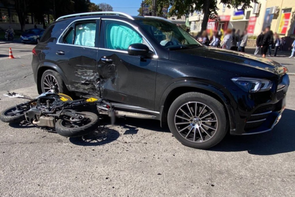 На Черкащині Mercedes зіткнувся з мотоциклом: 20-річний водій у лікарні (ФОТО)