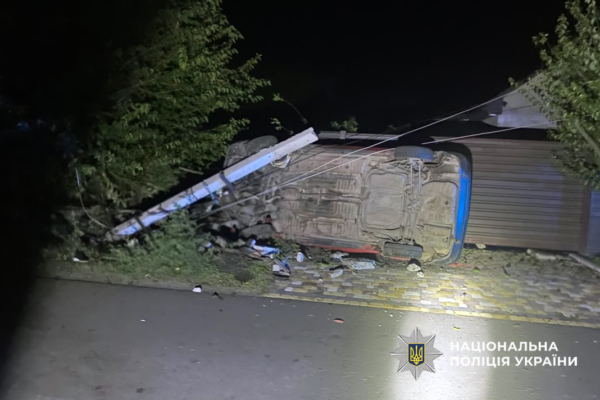 На Черкащині п’яна водійка без прав в’їхала у паркан та перекинулась на Toyota