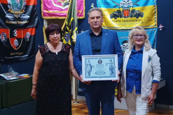 У Черкаському музеї зафіксували рекорд України з найбільшою колекцією бойових прапорів