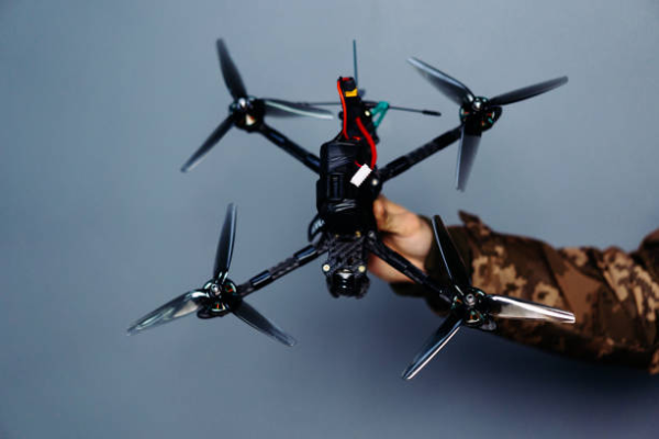 У Черкасах судили жінку, яка намагалася відправити три FPV-дрони до США
