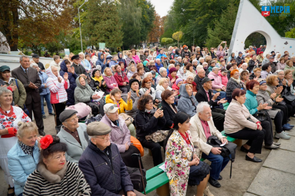 У Черкасах напередодні Дня людей похилого віку провели концерт, ярмарок і майстер-класи