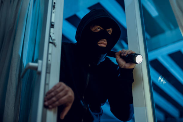 У Черкасах чоловік вирізав отвір у дверях магазину автозапчастин та вкрав 2300 доларів