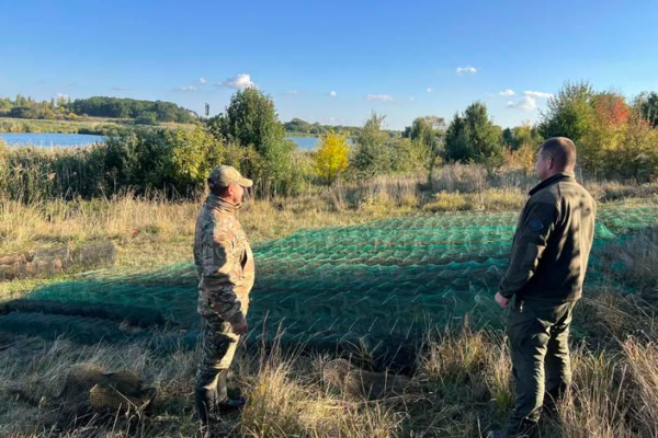 На Черкащині з річки вилучили 52 раколовки та випустили понад 400 раків
