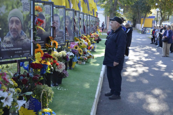 На Алеї Героїв у Звенигородці відкрили шість нових портретів