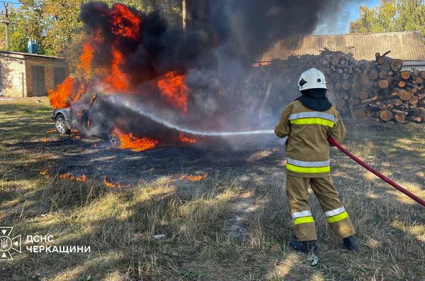 На Уманщині спалахнув автомобіль під час стоянки (ФОТО)