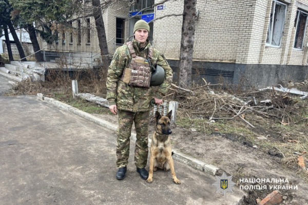 Пес Флек, який працював під обстрілами на Донеччині, тепер шукає наркотики на Черкащині