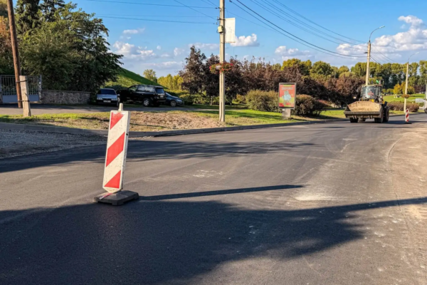 На Замковому узвозі в Черкасах уклали нижній шар дороги