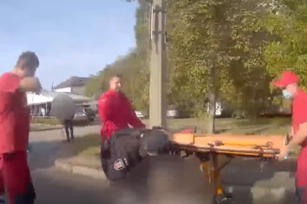 У Черкасах патрульні зупинили кровотечу жінці після падіння з велосипеда