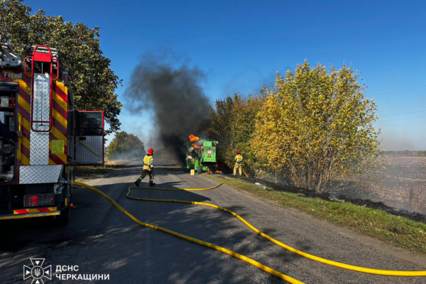 У селі на Уманщині під час руху загорівся комбайн (ФОТО)