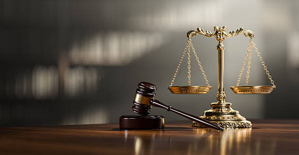 Суд визнав протиправною бездіяльність Чигиринської міськради через безхазяйну споруду