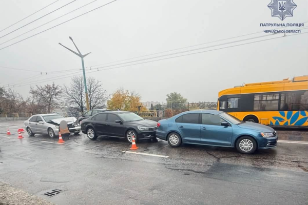 У Черкасах на проспекті Хіміків сталася потрійна ДТП (ФОТО)